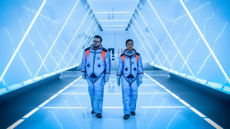 Moonfall
Режисьорът Роланд Емерих изгради цялата си кариера около жанра на екшъните и апокалиптичните филми с блокбъстъри зад гърба си като “Денят на независимостта”, “Годзила” и “2012”. Сега обаче не му се получи. Всъщност той продължи една доста негативна тенденция от три поредни разочароващи филма след “Денят на независимостта: Нова заплаха” от 2016 г. и “Мидуей” от 2019 г. 
Moonfall се оказа един от най-високобюджетните независими филми в историята, в който бяха инвестирани близо 140 милиона долара. В крайна сметка успя да възвърне едва 67 милиона от тях.