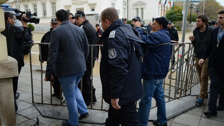 Екип на ТВ Алфа се спасява от протестиращите