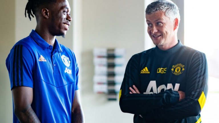 Първоначално в списъка за нов десен бек присъстваха 50 имена. Накрая бе взет Уан-Бисака от Кристъл Палас.