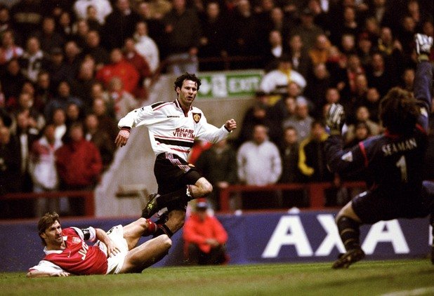 Райън Гигс слаломира като вятър из защитата на Арсенал и бележи паметния си гол на полуфинала в Купата на ФА през 1999 г.