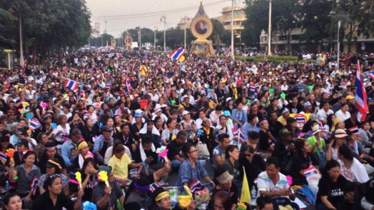Празник по улиците на Банкок, след като полицията свали барикадите пред правителствената резиденция