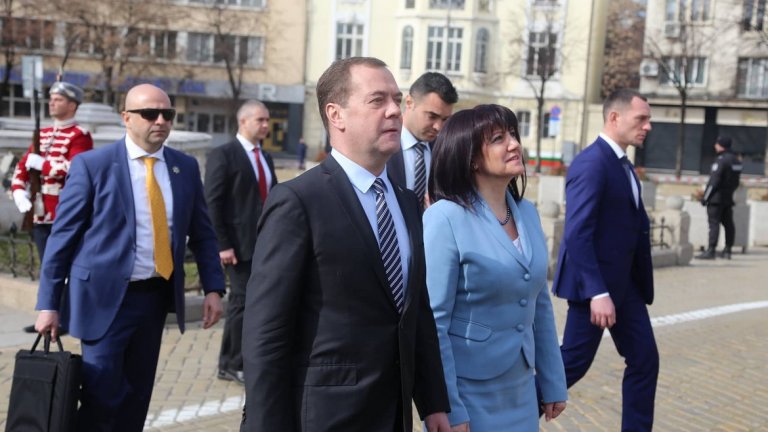 Дмитрий Медведев призова за облекчаване на визовия режим
