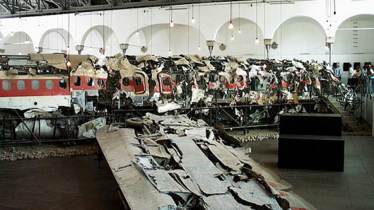 На 27 юни 1980 г. самолет на авиокомпанията Итавия, превозващ 81 пасажери от Болоня до Палермо, се разбива в Тиренско море близо до Сицилия. След дългогодишно разследване италианският върховен съд отсъжда, че има ясни доказателства, че причината за падането е удар от отклонила се ракета, изстреляна от друг самолет, но до момента няма информация нито за вида на бойната машина, нито за националността на военния екипаж.