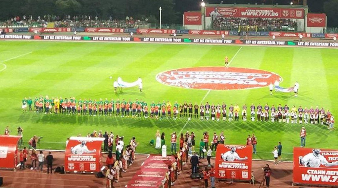 Стадионът в Стара Загора се напълни за шоуто, а двата отбора предложиха забавни моменти на зрителите