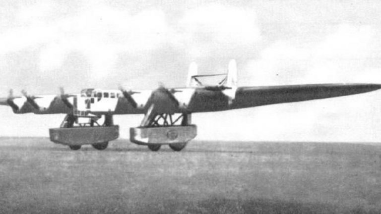 6. Калинин К-7
Ако мислите, че самолетът B-52 е голям, значи не знаете за съветското творение от 30-те години на миналия век – самолета Калинин К-7.  Дължината му е 28 метра, а размаха на крилете – 53 метра. Били са нужни цели седем двигателя, за да бъде издигнат във въздуха. Първият път, в който това се случва, проблеми с "резонанса" разтрисат самолета и той е приземен. Следва втори опит, който е и последен – К-7 катастрофира. Друг от същия модел така и не е довършен.