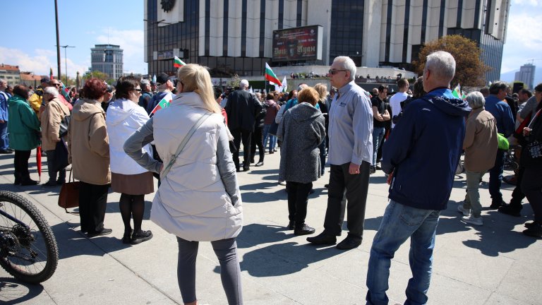 Протест в София иска мир, неутралитет и референдум с 6 въпроса (снимки)