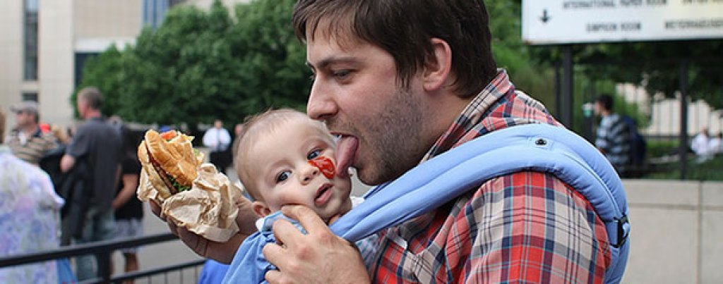 Можем да се хванем на бас, че този татко не е предвидил пакетче салфетки за разходката с бебето. Или дори майката да ги е сложила в джоба му, е забравил за тях