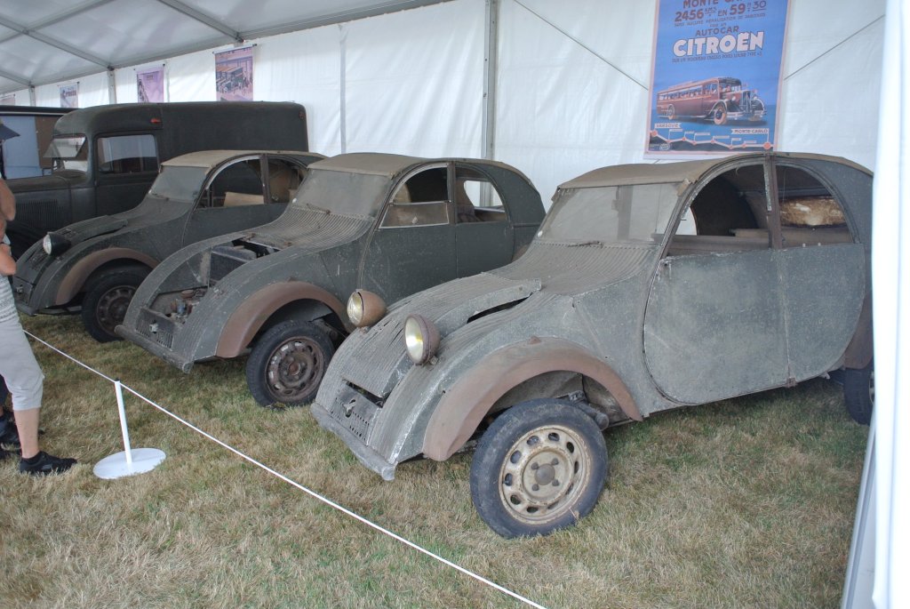 Citroën 2CV TPVCitroën експериментира и създава 47 прототипа на мъничкия TPV. Голяма част от тях изчезват въпреки историческата си стойност. Два са открити през 1955 г. на френско гробище за автомобили. Няколко са намерени на друго такова през 60-те, а един някак си се озовава в гараж на френски инженер в началото на XX век.
