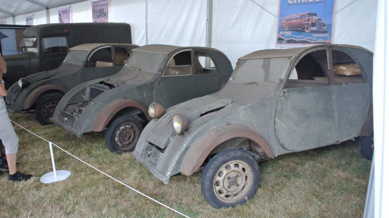 Citroën 2CV TPVCitroën експериментира и създава 47 прототипа на мъничкия TPV. Голяма част от тях изчезват въпреки историческата си стойност. Два са открити през 1955 г. на френско гробище за автомобили. Няколко са намерени на друго такова през 60-те, а един някак си се озовава в гараж на френски инженер в началото на XX век.