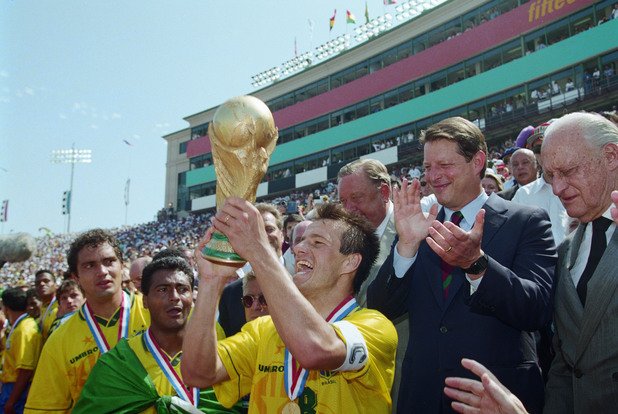 1994 г. - Дунга в най-великия му миг. Като капитан на Бразилия той вдигна първата купа от новата ера на селесао, след като страната чакаше за нея 24 години.