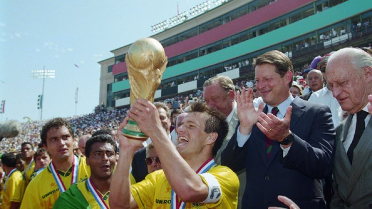 Дунга
Един символичен отбор на Бразилия не може да остане без Дунга - футболист с огромно сърце и лидер. Той вкара решителната дузпа на финала на Мондиал 1994 срещу Италия в Съединените щати. Началото на 90-те се помнят като "ерата на Дунга" в "селесао", което илюстрира приноса му. Но ако трябва да сме честни, кандидатите за неговото място са поне още десетима.