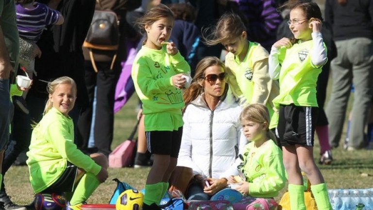 Денис Ричардс
Бившата страст на Чарли Шийн е всеотдайна майка и се стреми да прекарва много време с децата си. Дъщерите й Сам и Лола тренират футбол, а самата Денис много харесва този спорт.