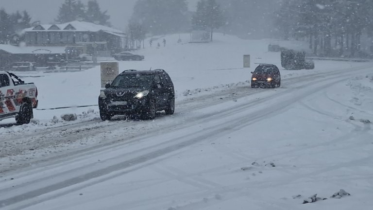 Снежна блокада по пътищата - МВР съветва да не пътуваме