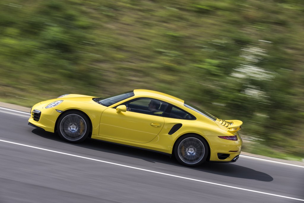 3. 2014 Porsche 911 Turbo S 
0 - 100 км/ч за 2,5 сек.
Порше имаха една иконична реклама, в която под снимка на поредното 911 Карера пише: \"Никой не е прекарал детството си, мечтаейки за Нисан или Митсубиши\". Ауч! Турбото от 2014 година показва