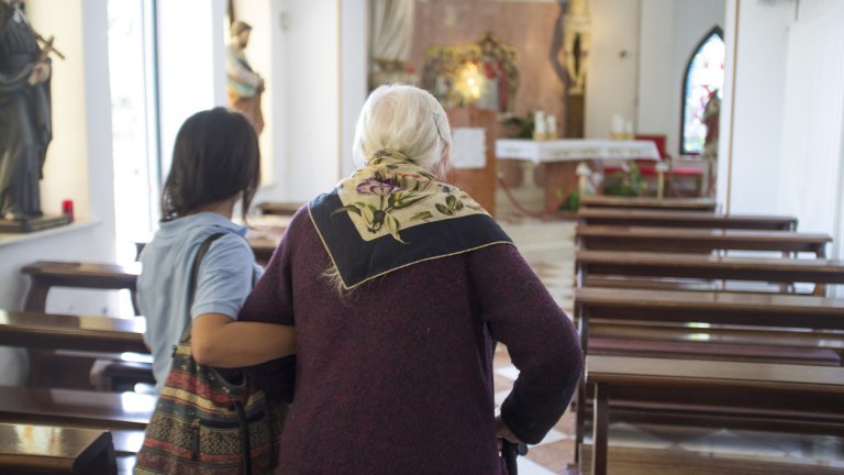 Местата, където преди това хората се събираха - като църквата, умират.