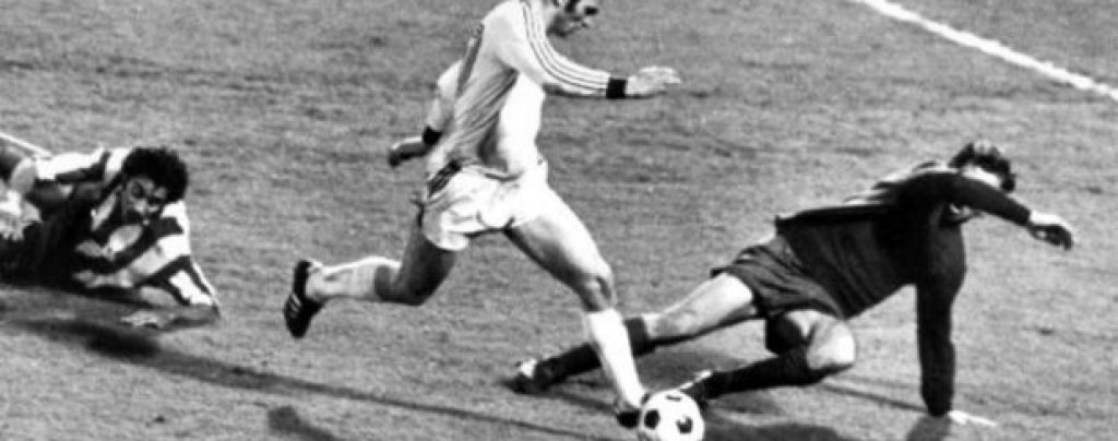 17 май 1974 г.Ули Хьонес довършва Атлетико с четвърти гол в преиграването на финала на Купата на шампионите. Байерн печели с 4:0 два дни, след като се е измъкнал невероятно щастливо в оригиналния мач - 1:1 с изравнителен гол на Ханс.Георг Шварценбек в 120-ата минута.