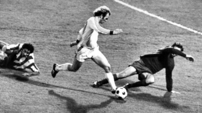 17 май 1974 г.Ули Хьонес довършва Атлетико с четвърти гол в преиграването на финала на Купата на шампионите. Байерн печели с 4:0 два дни, след като се е измъкнал невероятно щастливо в оригиналния мач - 1:1 с изравнителен гол на Ханс.Георг Шварценбек в 120-ата минута.