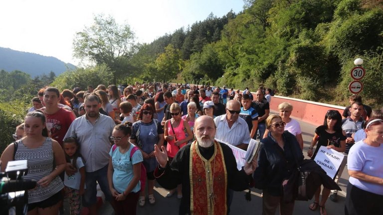 Протестно шествие затвори пътя между София и Своге