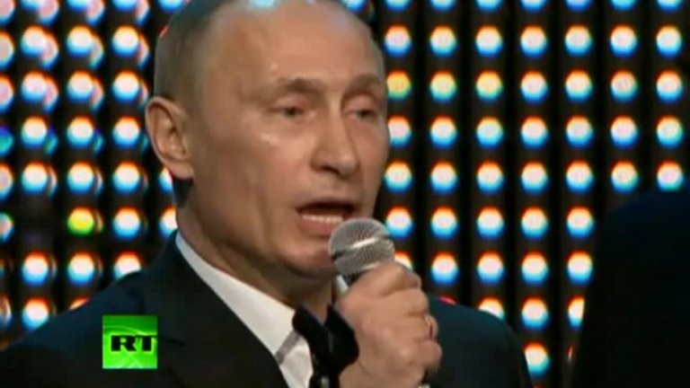 През декември 2010 г. на благотворително събитие в Санкт Петербург Путин решава да покаже, че го бива и в пеенето. Взима микрофона и пред погледа на Кевин Костнър, Жерар Депардио, Шарън Стоун и мнозина смаяни гости, президентът изпява песента Blueberry Hill. Видеото може да се гледа в YouTube.
