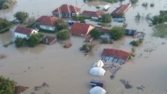 Част от града остава под вода две седмици след потопа