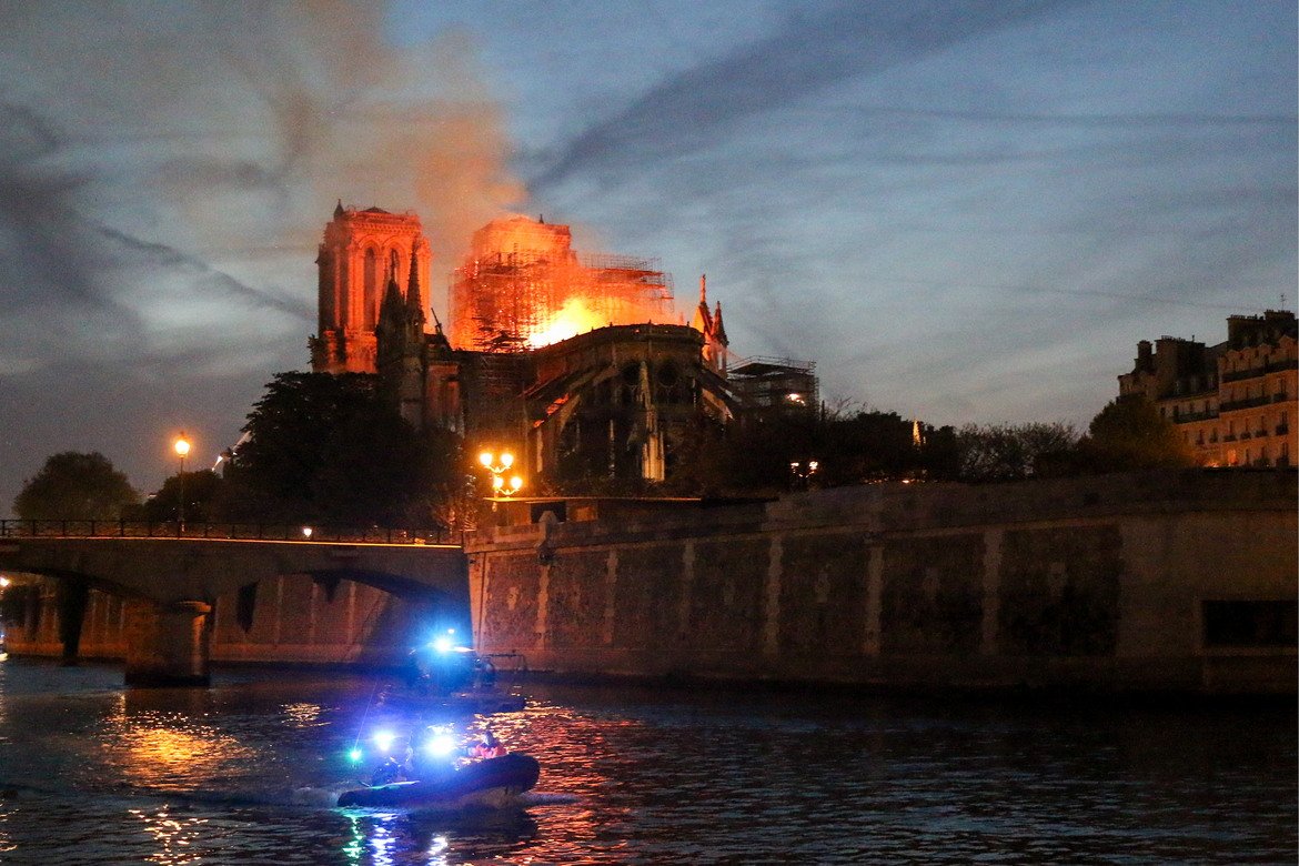 Пожар унищожи кулата на катедралата "Нотр Дам" в Париж (Обзор)