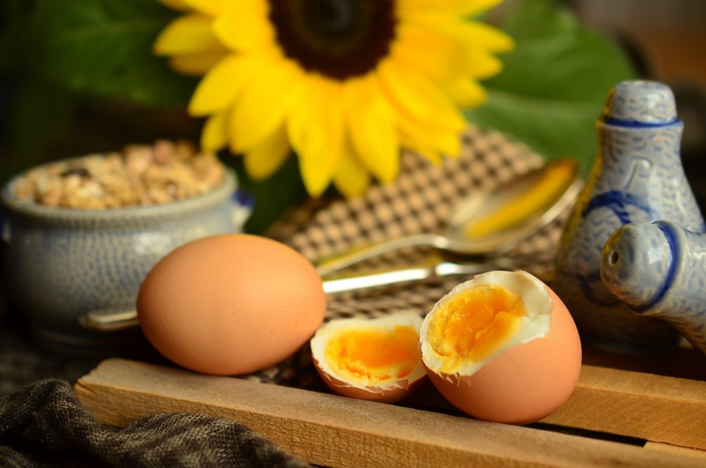 ЯйцаПрез 90-те и началото на новия век някои диетолози определяха яйцата като „холестеролни бомби“. Този мит вече е напълно развенчан – в едно яйце има едва около 115 калории и едва един грам въглехидрати, което ги прави изключително подходящи за нисковъглехидтратните режими на хранене. Яйцата са и прекрасен естествен източник на Витамин A и D.