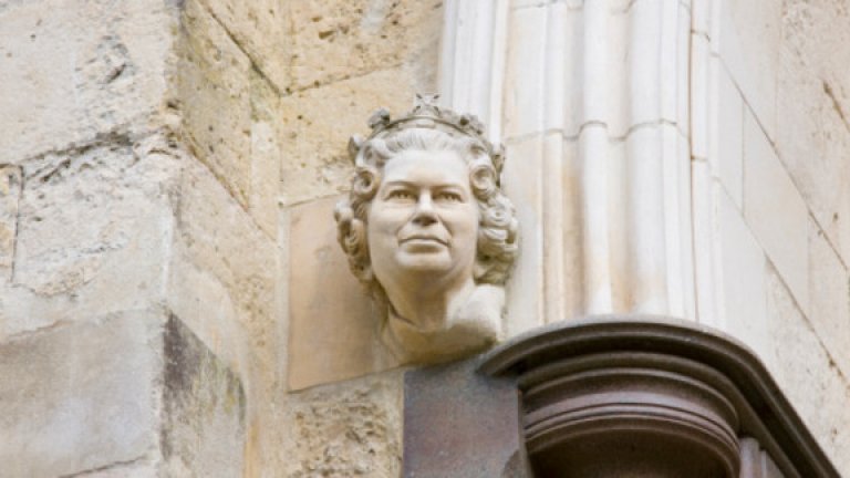 Елизабет II e вероятно единствената жива известна персона в света, чиито бюстове и статуи, както и лика й по монети и банкноти, са слагани приживе - и това се приема за нещо напълно естествено, като подразбиращ се жест към Владетелка