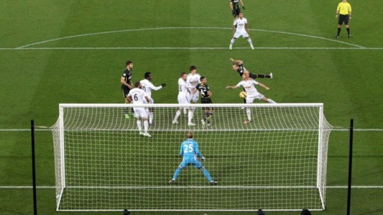 Хари Кейн отбелязва първия гол за Тотнъм при гостуването на Суонзи още в четвъртата минута на двубоя.