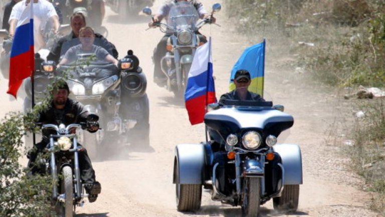 Но сякаш на земята е по-уверен, особено на мотошоу в Севастопол