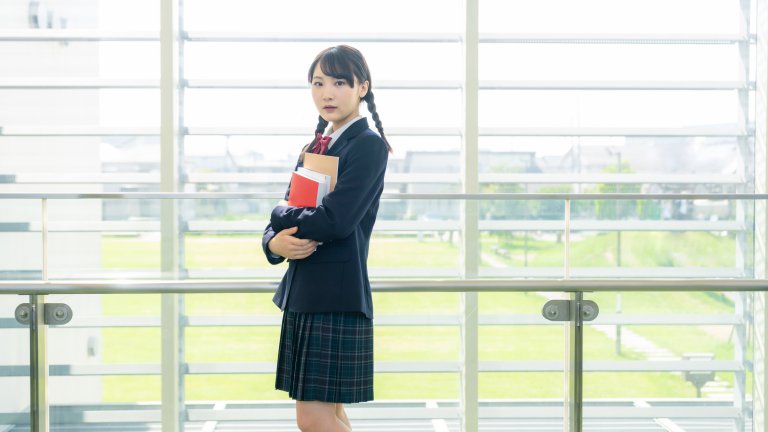 Черна и права коса е единствената позволена в повечето училища в Япония.