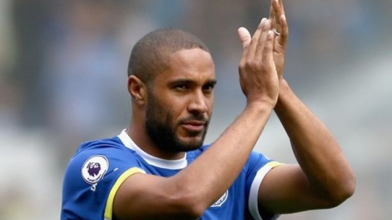 Нови лица, нова надежда за Евертън
Ашли Уилямс бе представен на феновете на Евертън преди мача с Тотнъм, но капитанът на Уелс не влезе в игра, тъй като още не е готов заради по-дългата почивка, която получи след европейското първенство. Вратарят Маартен Стекеленбург обаче беше страхотен за ливърпулския тим, както и Идриса Гай, който бе взет от Астън Вила. С нов мениджър и нови лица има и нова надежда за Евертън.