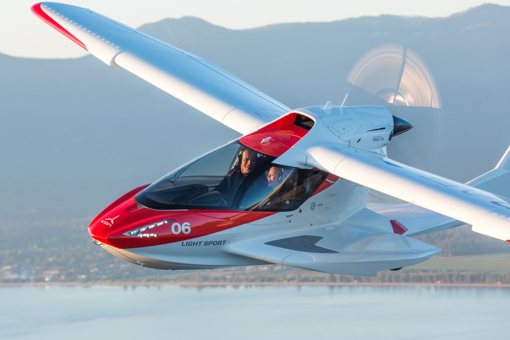 Icon A5 Amphibious Light Sport Aircraft 
Цена: $189,000 
Самолет за всичко. Може да се приземява въдху вода, крилата се прибират, а двигателят е монтиран зад кокпита. Има и парашут за целия самолет, който е екстра. 