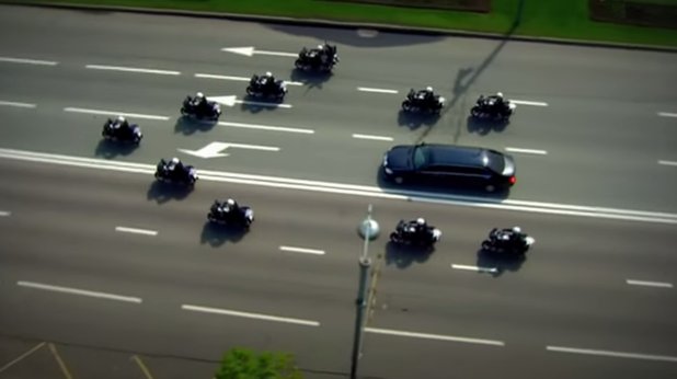 Ескортът на Путин изглежда така. Президентът на Русия обикновено се движи с бронирана лимузина Mercedes S-класа