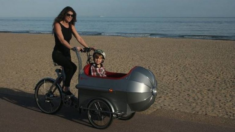  Подходящ за деца велосипед: Boxer Rocket  

 Страна: Великобритания

 Надали има възрастен, който не би се възползвал от шанса да се качи в този анатомично вдъхновен кокпит - возило за деца и да поеме по пътя. Разположен върху здрава опорна рамка, кошът предлага място за четири малки деца на накланящи се, червени тапицирани седалки с петпосочни колани. 
 Електрически двигател милостиво усилва силата, влагана от родителите във въртенето на педалите.  Носовата част включва вътрешно отделение за багаж, а отвън има един челник с високи и ниски осветяващи лъчи. Има и весел клаксон, предни и задни мигачи и USB порт за зареждане на мобилен телефон.  Това нестандартно колело разполага също със симулатор на звука на самолетен двигател, свързан с позицията на регулатора на скоростта. Необходимите за целта ретро авиаторски шлем и очила обаче не са включени в комплекта.

  Цена: 4950 британски лири (около $7800)