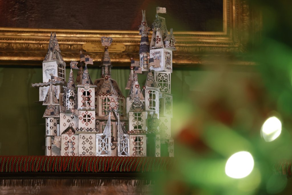 Kоледният кич на Мелания Тръмп - 50-килограмов сладкиш и портрети на Тръмп от Lego