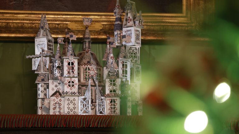 Kоледният кич на Мелания Тръмп - 50-килограмов сладкиш и портрети на Тръмп от Lego