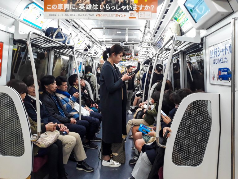 Насилието срещу жени в японското метро е придобило легендарен характер - смята се, че шансовете жена да стане жертва на сексуален тормоз там по време на час пик са особено високи
