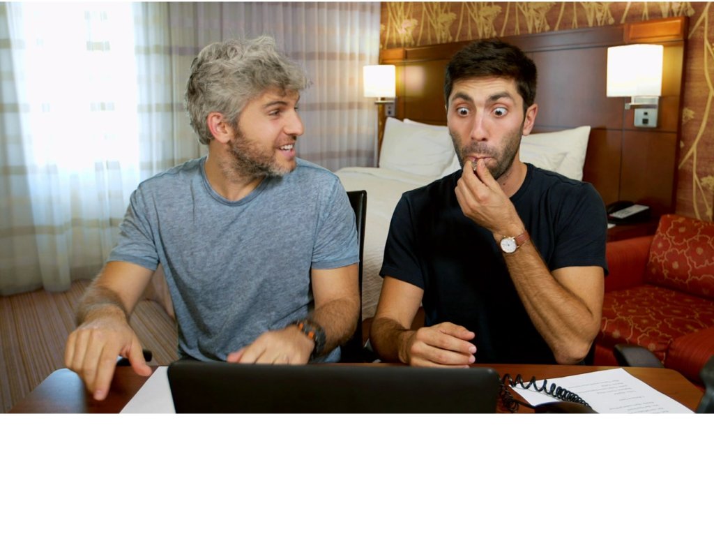 Catfish 
Риалити шоу на MTV, в което двама души – търсят измамници в интернет. Разбира се, двамата избират най-фрапантните случаи и като по чудо ги разрешават, при това - нарамили една камера. Catfish е онзи тип програми, в които гледаш, знаейки и см