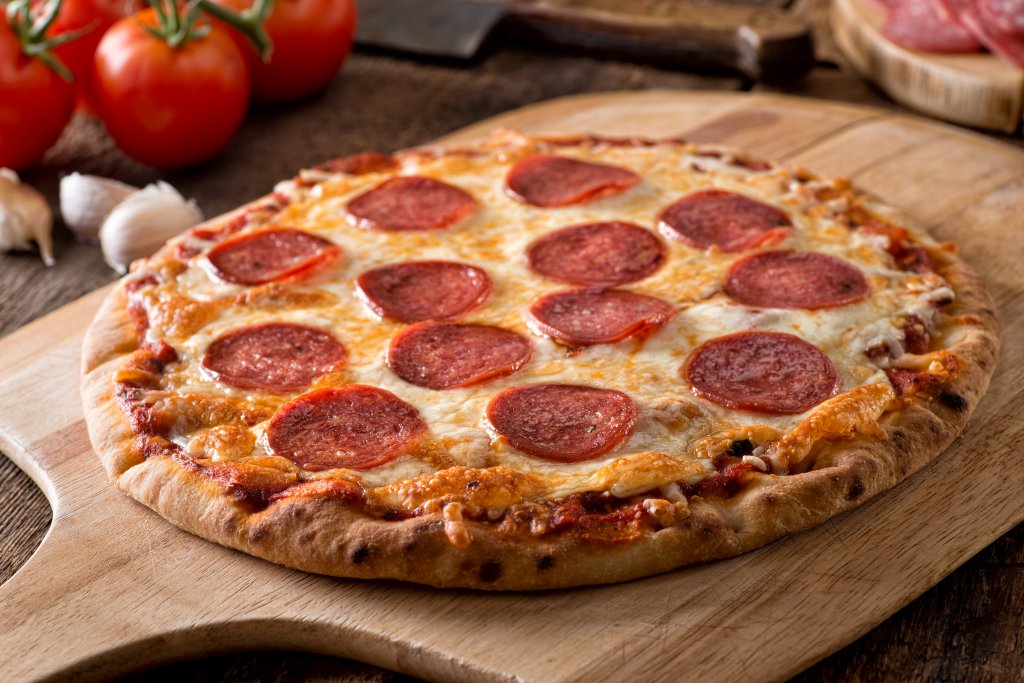 Пица "Пеперони"Пицата с пикантен колбас е любима, само че ако в Италия си поръчате пица „Пеперони“, ще получите тесто с щедра добавка от… чушки. Не се знае къде се е получила тази „грешка в превода“, но в наши дни е широко разпространена и както в Америка, така и в Европа под „Пеперони“ се разбира пица с лют салам.

Като цяло истинската италианска пица има малко общо с твърде гарнираните ѝ европейски и американски събратя и е по-вероятно да получите пица с тънки резени прошуто, отколкото с пикантни колбаси.