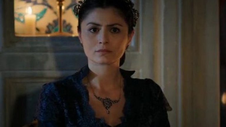 Дениз Чакър (1982 г.)
О, знаете коя е. Може никога да не сте я виждали, но поне веднъж сте чували името Ферхунде. Точно така - Чакър е турската актриса, която играе главната роля в сериала "Листопад", обсебил вниманието на толкова много български домакини. Няма да определяме колко голям е нейният талант, но все ще я бива, че да ангажира такава аудитория със съдбата на героинята си.