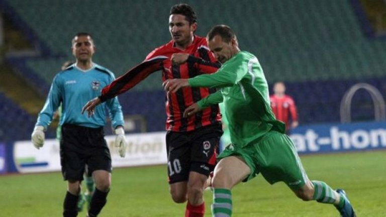 В своята декларация членовете на сдружение "Бъдеще за Локомотив" се застъпиха за изгонените от отбора Марчо Дафчев (на снимката) и Калоян Караджинов