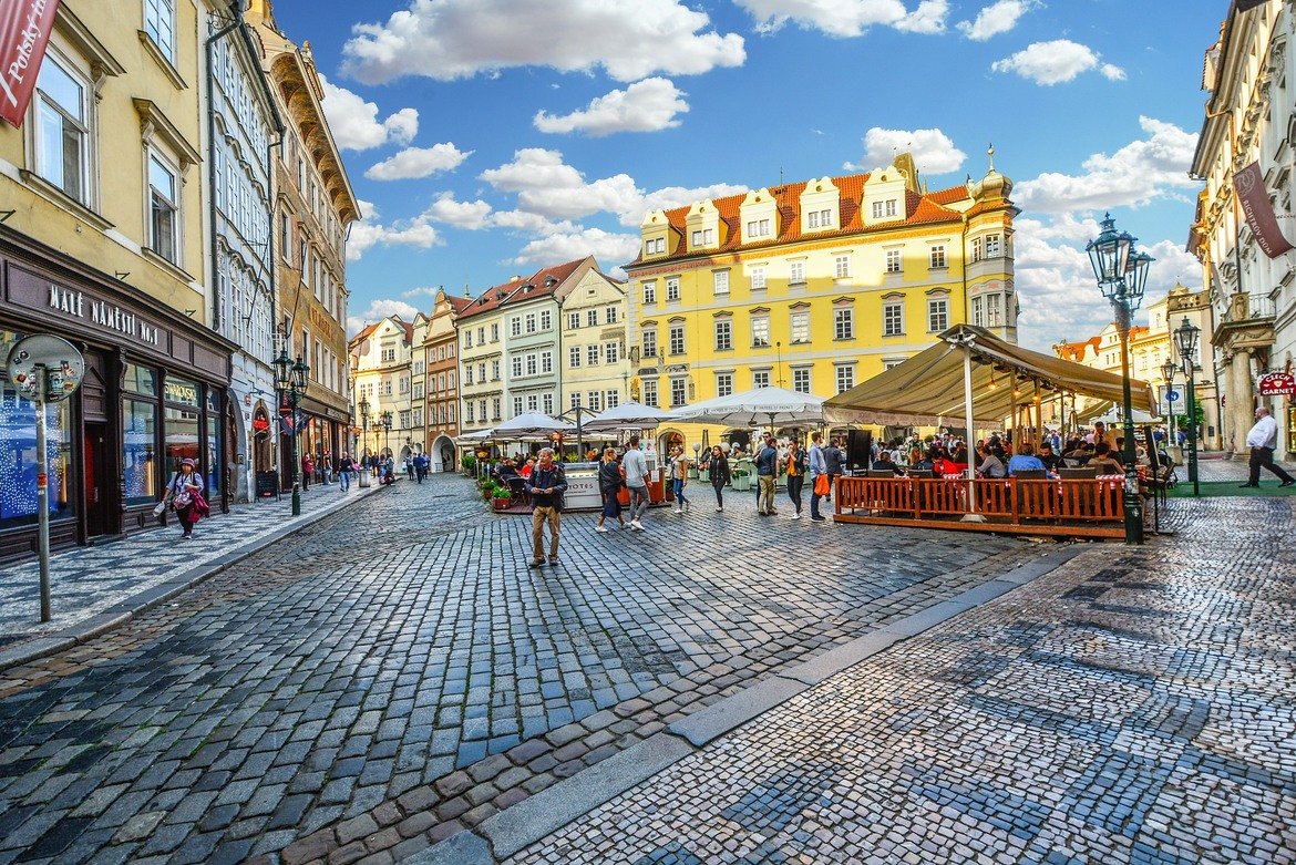  Площадът на Стария град, Прага, Чехия 

Това, което прави мястото толкова колоритно, е редицата от цветни къщи в готически стил около площада. Както и други площади, така и този едно време е бил търговско средище. Освен това тук е живял Франц Кафка. 

В центъра на площада е мемориалът на Ян Хус, завършен през 1915-а по повод 500 години от смъртта му. 600-годишният астрономически часовник на всеки час показва на посетителите цяла процесия от алегорични фигури и такива на апостоли.