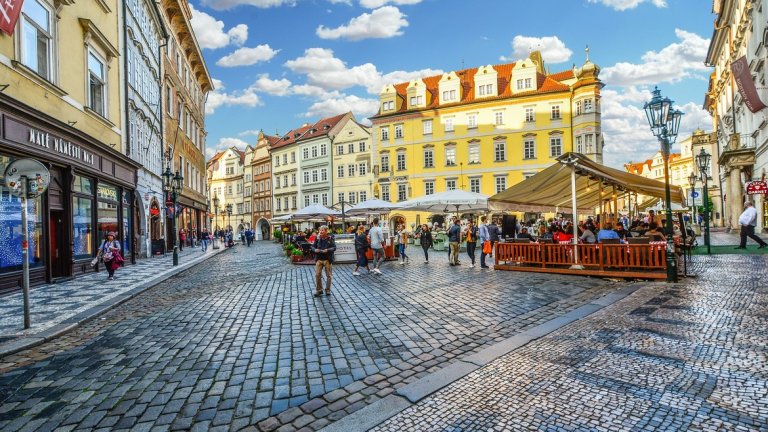  Площадът на Стария град, Прага, Чехия 

Това, което прави мястото толкова колоритно, е редицата от цветни къщи в готически стил около площада. Както и други площади, така и този едно време е бил търговско средище. Освен това тук е живял Франц Кафка. 

В центъра на площада е мемориалът на Ян Хус, завършен през 1915-а по повод 500 години от смъртта му. 600-годишният астрономически часовник на всеки час показва на посетителите цяла процесия от алегорични фигури и такива на апостоли.