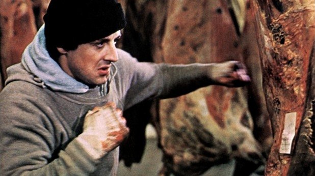  "Роки"  

 Поредицата "Роки" е безспорният шампион на тренировъчния монтаж. Може да се насладите на еротичното заиграване с Аполо Крийд в "Роки III" или кадрите от сибирската пустош в "Роки IV". Но най-добър безспорно е филмът, от който започва всичко.
 Първият филм, неочакван хит през 1976 г., по сценарий на звездата в него - Силвестър Сталоун, заснет с ограничен бюджет само за 28 дни и спечелил три "Оскара".  Полупрофесионалният боксьор Роки "Италианският жребец" Балбоа влиза във форма за опита си да спечели световната титла в тежката категория, като блъска по разфасовани бикове в кланица и тича по стълбите на Музея на изкуствата във Филаделфия - вдъхновен от реалния режим на Джо Фрейзър, който играе епизодична роля във филма.  "Getting strong now, gonna fly now".