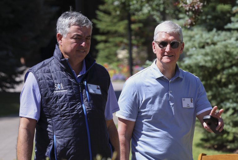 Еди Кю (вляво) с изпълнителния директор на Apple Тим Кук.