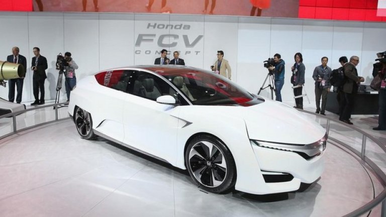Honda FCV
Концептуалният FCV е доказателството, че работата по развитието на автомобилите с горивни клетки в Honda е подновена. Серийната версия на FCV трябва да се появи през март 2016, като продажбите ще започнат в Япония, после в Калифорния и след това в държавите, където има инфраструктура за зареждане на такива автомобили.
В сравнение с предишния подобен модел на Honda – FCV Clarity, новият е с 60% по-мощен и има пробег от почти 500 километра с едно зареждане на резервоара за водород.