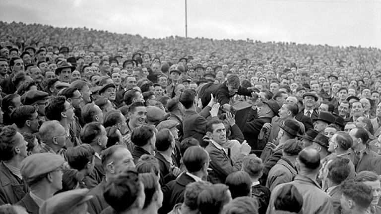 Мястото на това момче е най-отпред! Феновете си препредават малчугана, за да му осигурят позиция пред трибуната, по време на мача Челси - Арсенал (1947 г.)