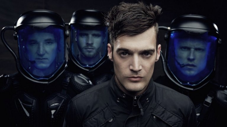 7. Starset
Starset са пример за рок банда, която се възползва от модерните технологии и трупа популярност чрез YouTube и социалните мрежи. Много вероятно е ако слушате рок и метъл, да сте попадали на сингъла им "My Demons". Вокалистът Дъстин Бейтс описва стила им като "cinematic rock", заради комбинирането на хард рок със симфонични и електронни елементи. В началото на април 2018-а бандата подписа и нов договор с Fearless Records, така че скоро очакваме още песни от тях. 
Какво да чуете: "My Demons", "Halo", "Monster", "Satellite"