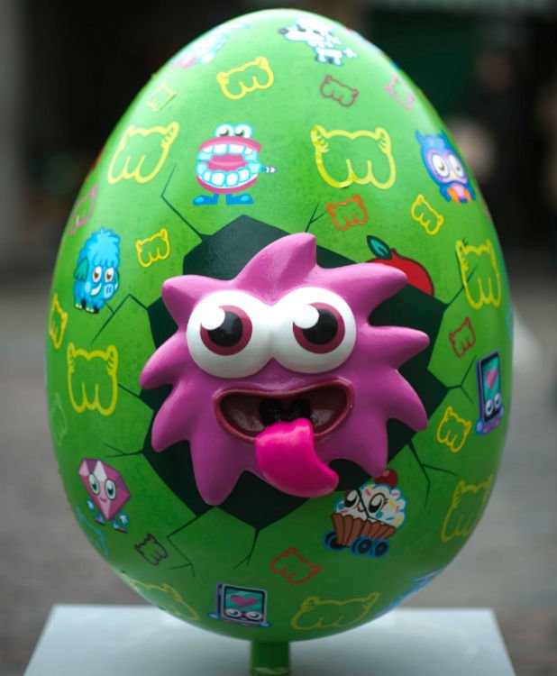На лондонското изложение Big Egg Hunt могат да се видят куп 80-сантиметрови яйца от стъклопласт, до едно създадени от именити дизайнери.