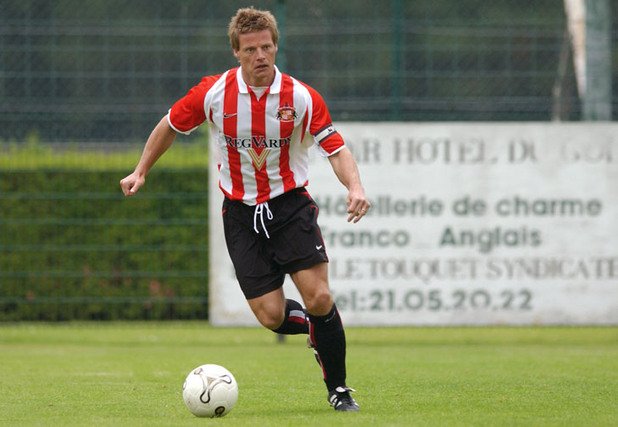 Стефан Шварц

След престоя си в Арсенал шведът игра за Фиорентина и Валенсия, после се върна в Англия с екипа на Съндърланд и вкара на Арсенал през 2001 г. Пенсионира се две години по-късно и следите му се губят.